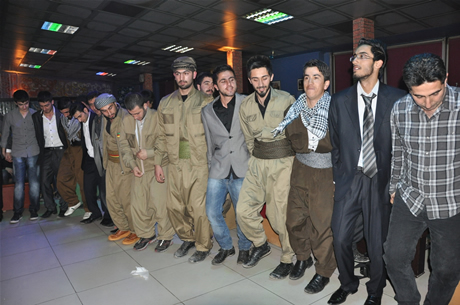 YGS sınavından önce Yüksekova Deneyim Dersanesi Öğrencileri Bir araya gelerek moral depoladılar