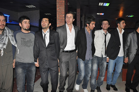 YGS sınavından önce Yüksekova Deneyim Dersanesi Öğrencileri Bir araya gelerek moral depoladılar