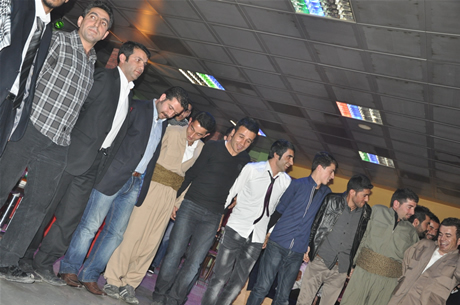 YGS sınavından önce Yüksekova Deneyim Dersanesi Öğrencileri Bir araya gelerek moral depoladılar