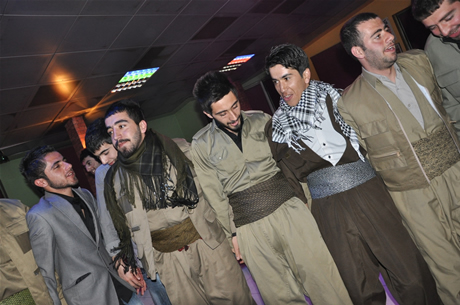 YGS sınavından önce Yüksekova Deneyim Dersanesi Öğrencileri Bir araya gelerek moral depoladılar