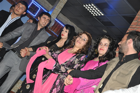 YGS sınavından önce Yüksekova Deneyim Dersanesi Öğrencileri Bir araya gelerek moral depoladılar