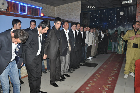 YGS sınavından önce Yüksekova Deneyim Dersanesi Öğrencileri Bir araya gelerek moral depoladılar