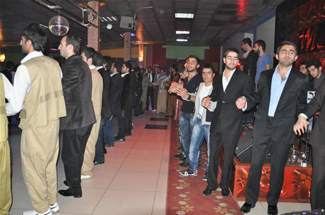 YGS sınavından önce Yüksekova Deneyim Dersanesi Öğrencileri Bir araya gelerek moral depoladılar