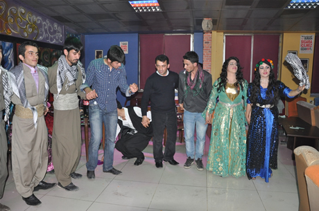 YGS sınavından önce Yüksekova Deneyim Dersanesi Öğrencileri Bir araya gelerek moral depoladılar