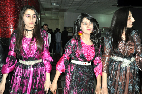 Yüksekova Endüstri Meslek Lisesi son sınıf öğrencileri 20102011 eğitim öğretim yılında lise son sınıfta bulunan 120 öğrenci için görkemli mezuniyet gecesi düzenlendi 