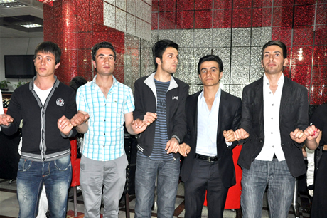 Yüksekova Endüstri Meslek Lisesi son sınıf öğrencileri 20102011 eğitim öğretim yılında lise son sınıfta bulunan 120 öğrenci için görkemli mezuniyet gecesi düzenlendi 