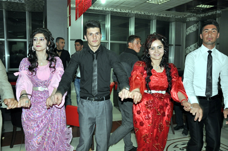 Yüksekova Endüstri Meslek Lisesi son sınıf öğrencileri 20102011 eğitim öğretim yılında lise son sınıfta bulunan 120 öğrenci için görkemli mezuniyet gecesi düzenlendi 