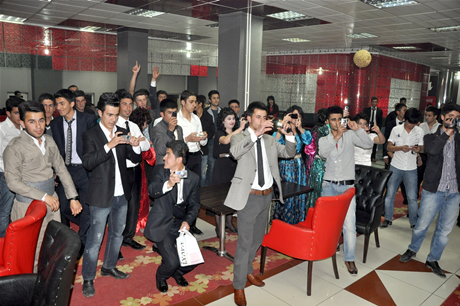 Yüksekova Endüstri Meslek Lisesi son sınıf öğrencileri 20102011 eğitim öğretim yılında lise son sınıfta bulunan 120 öğrenci için görkemli mezuniyet gecesi düzenlendi 