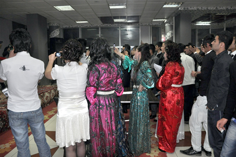 Yüksekova Endüstri Meslek Lisesi son sınıf öğrencileri 20102011 eğitim öğretim yılında lise son sınıfta bulunan 120 öğrenci için görkemli mezuniyet gecesi düzenlendi 