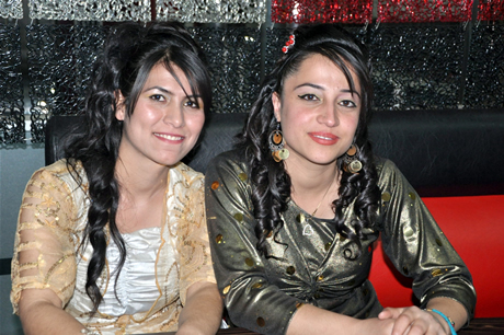 Yüksekova Endüstri Meslek Lisesi son sınıf öğrencileri 20102011 eğitim öğretim yılında lise son sınıfta bulunan 120 öğrenci için görkemli mezuniyet gecesi düzenlendi 