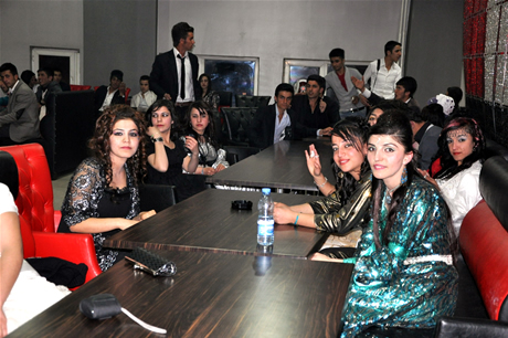 Yüksekova Endüstri Meslek Lisesi son sınıf öğrencileri 20102011 eğitim öğretim yılında lise son sınıfta bulunan 120 öğrenci için görkemli mezuniyet gecesi düzenlendi 