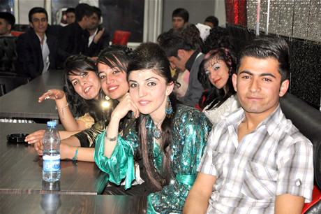 Yüksekova Endüstri Meslek Lisesi son sınıf öğrencileri 20102011 eğitim öğretim yılında lise son sınıfta bulunan 120 öğrenci için görkemli mezuniyet gecesi düzenlendi 