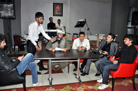 Yüksekova Endüstri Meslek Lisesi son sınıf öğrencileri 20102011 eğitim öğretim yılında lise son sınıfta bulunan 120 öğrenci için görkemli mezuniyet gecesi düzenlendi 