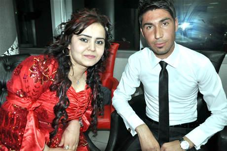 Yüksekova Endüstri Meslek Lisesi son sınıf öğrencileri 20102011 eğitim öğretim yılında lise son sınıfta bulunan 120 öğrenci için görkemli mezuniyet gecesi düzenlendi 