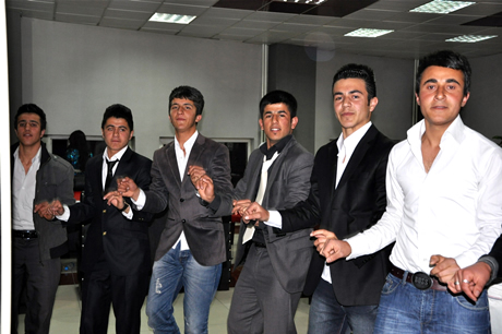 Yüksekova Endüstri Meslek Lisesi son sınıf öğrencileri 20102011 eğitim öğretim yılında lise son sınıfta bulunan 120 öğrenci için görkemli mezuniyet gecesi düzenlendi 