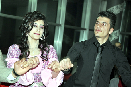 Yüksekova Endüstri Meslek Lisesi son sınıf öğrencileri 20102011 eğitim öğretim yılında lise son sınıfta bulunan 120 öğrenci için görkemli mezuniyet gecesi düzenlendi 