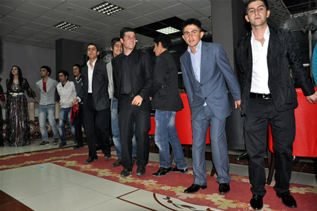 Yüksekova Endüstri Meslek Lisesi son sınıf öğrencileri 20102011 eğitim öğretim yılında lise son sınıfta bulunan 120 öğrenci için görkemli mezuniyet gecesi düzenlendi 