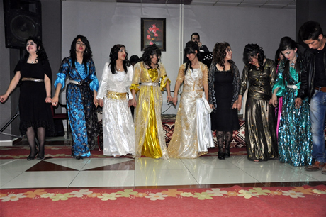 Yüksekova Endüstri Meslek Lisesi son sınıf öğrencileri 20102011 eğitim öğretim yılında lise son sınıfta bulunan 120 öğrenci için görkemli mezuniyet gecesi düzenlendi 