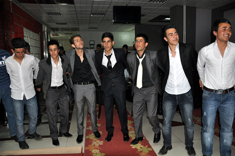 Yüksekova Endüstri Meslek Lisesi son sınıf öğrencileri 20102011 eğitim öğretim yılında lise son sınıfta bulunan 120 öğrenci için görkemli mezuniyet gecesi düzenlendi 