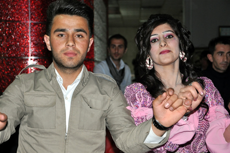 Yüksekova Endüstri Meslek Lisesi son sınıf öğrencileri 20102011 eğitim öğretim yılında lise son sınıfta bulunan 120 öğrenci için görkemli mezuniyet gecesi düzenlendi 