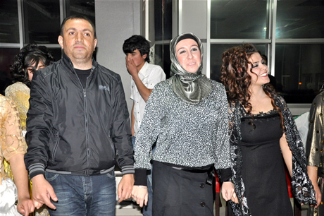 Yüksekova Endüstri Meslek Lisesi son sınıf öğrencileri 20102011 eğitim öğretim yılında lise son sınıfta bulunan 120 öğrenci için görkemli mezuniyet gecesi düzenlendi 