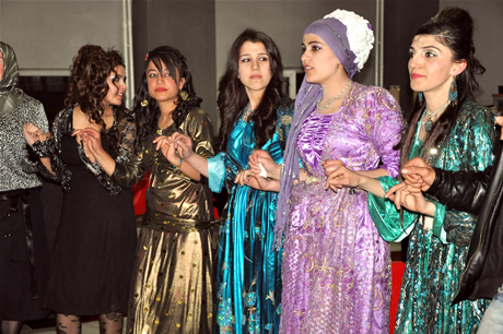 Yüksekova Endüstri Meslek Lisesi son sınıf öğrencileri 20102011 eğitim öğretim yılında lise son sınıfta bulunan 120 öğrenci için görkemli mezuniyet gecesi düzenlendi 