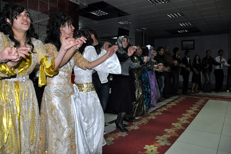 Yüksekova Endüstri Meslek Lisesi son sınıf öğrencileri 20102011 eğitim öğretim yılında lise son sınıfta bulunan 120 öğrenci için görkemli mezuniyet gecesi düzenlendi 