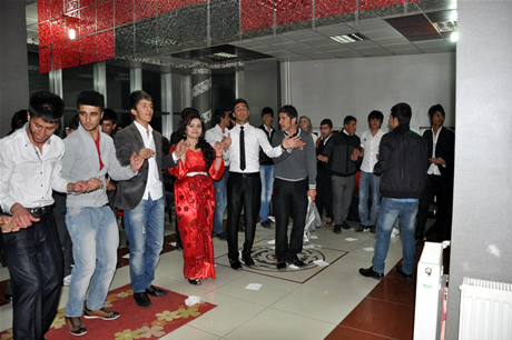 Yüksekova Endüstri Meslek Lisesi son sınıf öğrencileri 20102011 eğitim öğretim yılında lise son sınıfta bulunan 120 öğrenci için görkemli mezuniyet gecesi düzenlendi 