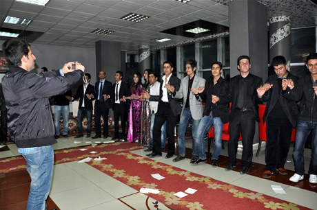 Yüksekova Endüstri Meslek Lisesi son sınıf öğrencileri 20102011 eğitim öğretim yılında lise son sınıfta bulunan 120 öğrenci için görkemli mezuniyet gecesi düzenlendi 