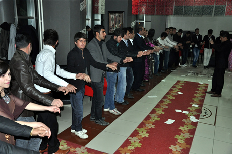 Yüksekova Endüstri Meslek Lisesi son sınıf öğrencileri 20102011 eğitim öğretim yılında lise son sınıfta bulunan 120 öğrenci için görkemli mezuniyet gecesi düzenlendi 