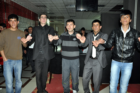 Yüksekova Endüstri Meslek Lisesi son sınıf öğrencileri 20102011 eğitim öğretim yılında lise son sınıfta bulunan 120 öğrenci için görkemli mezuniyet gecesi düzenlendi 