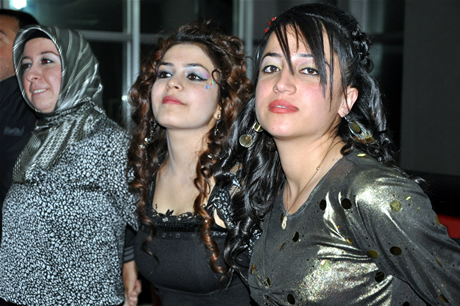 Yüksekova Endüstri Meslek Lisesi son sınıf öğrencileri 20102011 eğitim öğretim yılında lise son sınıfta bulunan 120 öğrenci için görkemli mezuniyet gecesi düzenlendi 