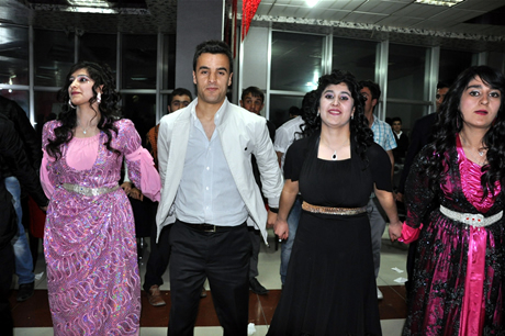 Yüksekova Endüstri Meslek Lisesi son sınıf öğrencileri 20102011 eğitim öğretim yılında lise son sınıfta bulunan 120 öğrenci için görkemli mezuniyet gecesi düzenlendi 