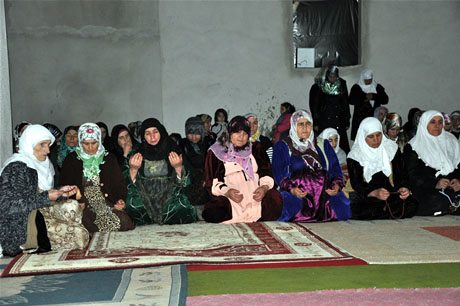 Yüksekova'da Kutlu Doğum Haftası münasebetiyle Peygamber Efendimizin (SAV) Sakal-ı Şerifi ziyaret açıldığı sırada büyük izdiham yaşandı.