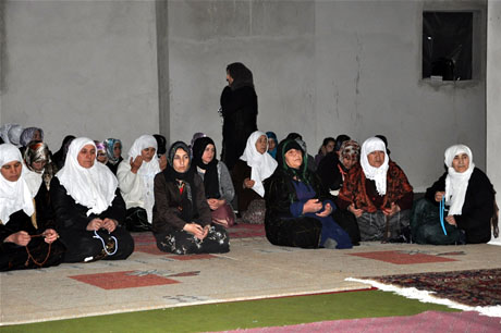 Yüksekova'da Kutlu Doğum Haftası münasebetiyle Peygamber Efendimizin (SAV) Sakal-ı Şerifi ziyaret açıldığı sırada büyük izdiham yaşandı.