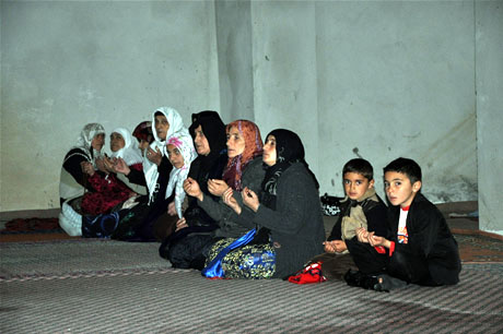 Yüksekova'da Kutlu Doğum Haftası münasebetiyle Peygamber Efendimizin (SAV) Sakal-ı Şerifi ziyaret açıldığı sırada büyük izdiham yaşandı.