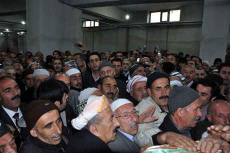 Yüksekova'da Kutlu Doğum Haftası münasebetiyle Peygamber Efendimizin (SAV) Sakal-ı Şerifi ziyaret açıldığı sırada büyük izdiham yaşandı.