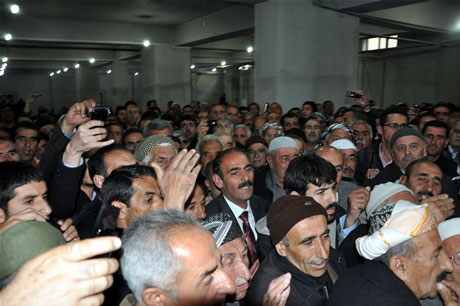 Yüksekova'da Kutlu Doğum Haftası münasebetiyle Peygamber Efendimizin (SAV) Sakal-ı Şerifi ziyaret açıldığı sırada büyük izdiham yaşandı.