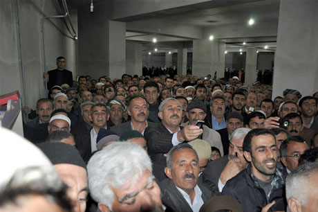 Yüksekova'da Kutlu Doğum Haftası münasebetiyle Peygamber Efendimizin (SAV) Sakal-ı Şerifi ziyaret açıldığı sırada büyük izdiham yaşandı.