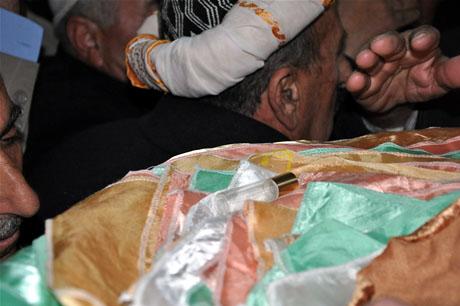 Yüksekova'da Kutlu Doğum Haftası münasebetiyle Peygamber Efendimizin (SAV) Sakal-ı Şerifi ziyaret açıldığı sırada büyük izdiham yaşandı.