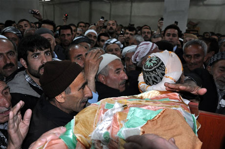 Yüksekova'da Kutlu Doğum Haftası münasebetiyle Peygamber Efendimizin (SAV) Sakal-ı Şerifi ziyaret açıldığı sırada büyük izdiham yaşandı.