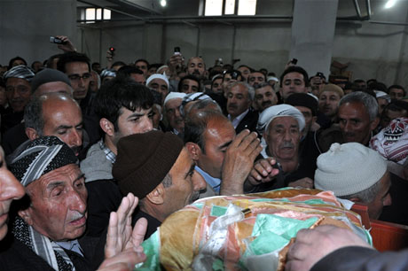 Yüksekova'da Kutlu Doğum Haftası münasebetiyle Peygamber Efendimizin (SAV) Sakal-ı Şerifi ziyaret açıldığı sırada büyük izdiham yaşandı.