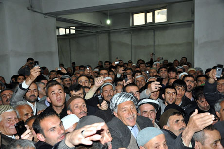 Yüksekova'da Kutlu Doğum Haftası münasebetiyle Peygamber Efendimizin (SAV) Sakal-ı Şerifi ziyaret açıldığı sırada büyük izdiham yaşandı.