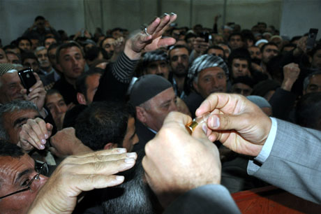 Yüksekova'da Kutlu Doğum Haftası münasebetiyle Peygamber Efendimizin (SAV) Sakal-ı Şerifi ziyaret açıldığı sırada büyük izdiham yaşandı.