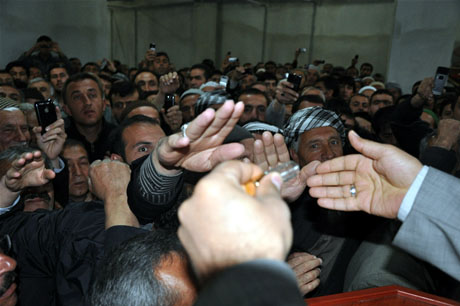 Yüksekova'da Kutlu Doğum Haftası münasebetiyle Peygamber Efendimizin (SAV) Sakal-ı Şerifi ziyaret açıldığı sırada büyük izdiham yaşandı.