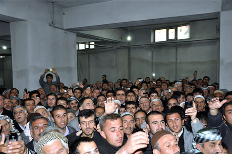 Yüksekova'da Kutlu Doğum Haftası münasebetiyle Peygamber Efendimizin (SAV) Sakal-ı Şerifi ziyaret açıldığı sırada büyük izdiham yaşandı.