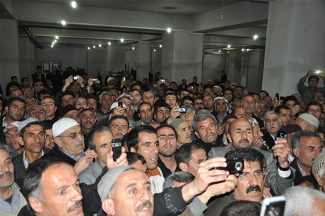 Yüksekova'da Kutlu Doğum Haftası münasebetiyle Peygamber Efendimizin (SAV) Sakal-ı Şerifi ziyaret açıldığı sırada büyük izdiham yaşandı.