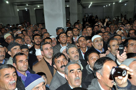 Yüksekova'da Kutlu Doğum Haftası münasebetiyle Peygamber Efendimizin (SAV) Sakal-ı Şerifi ziyaret açıldığı sırada büyük izdiham yaşandı.