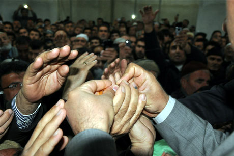 Yüksekova'da Kutlu Doğum Haftası münasebetiyle Peygamber Efendimizin (SAV) Sakal-ı Şerifi ziyaret açıldığı sırada büyük izdiham yaşandı.