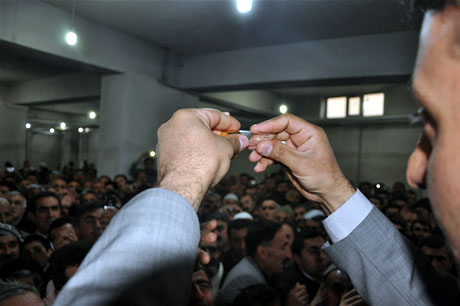 Yüksekova'da Kutlu Doğum Haftası münasebetiyle Peygamber Efendimizin (SAV) Sakal-ı Şerifi ziyaret açıldığı sırada büyük izdiham yaşandı.